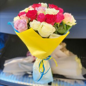 букет з 21 рози різних кольорів у Херсоні фото