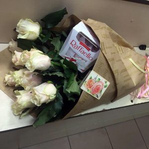 11 кремовых роз в Херсоне фото