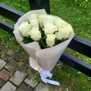 букет из 11 белых роз в Херсоне фото