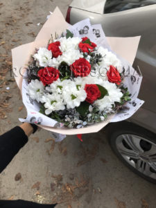 букет белые хризантемы, красные розы фото