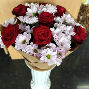 букет с белыми хризантемами и красными розами в Херсоне фото